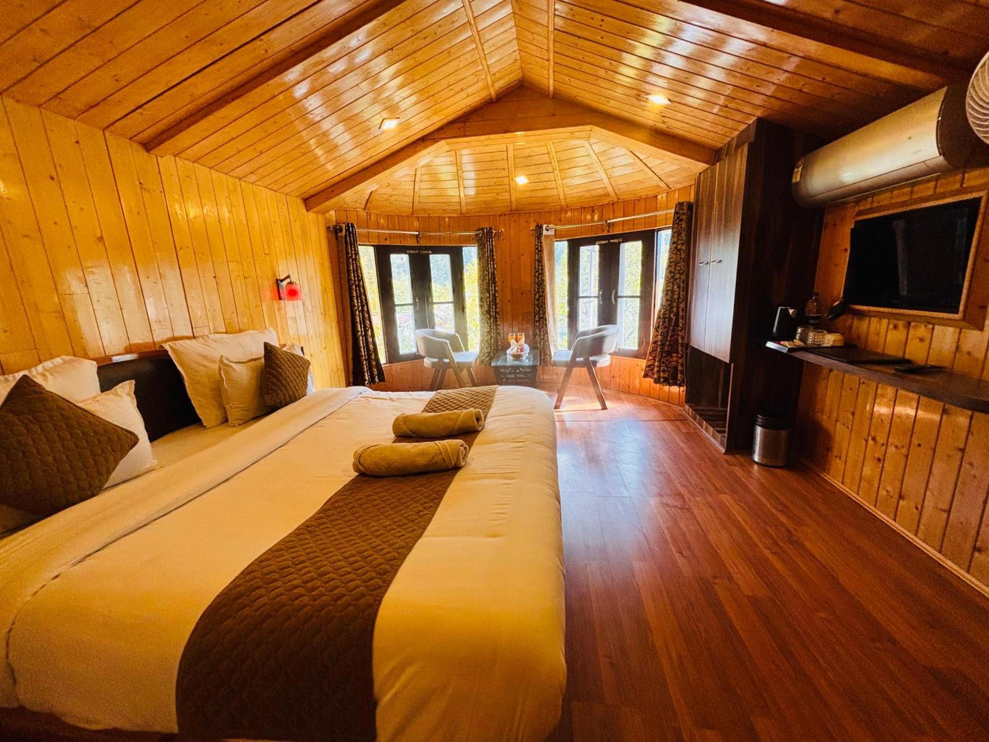 Bombay Palace Hotel Pahalgam Bagian luar foto