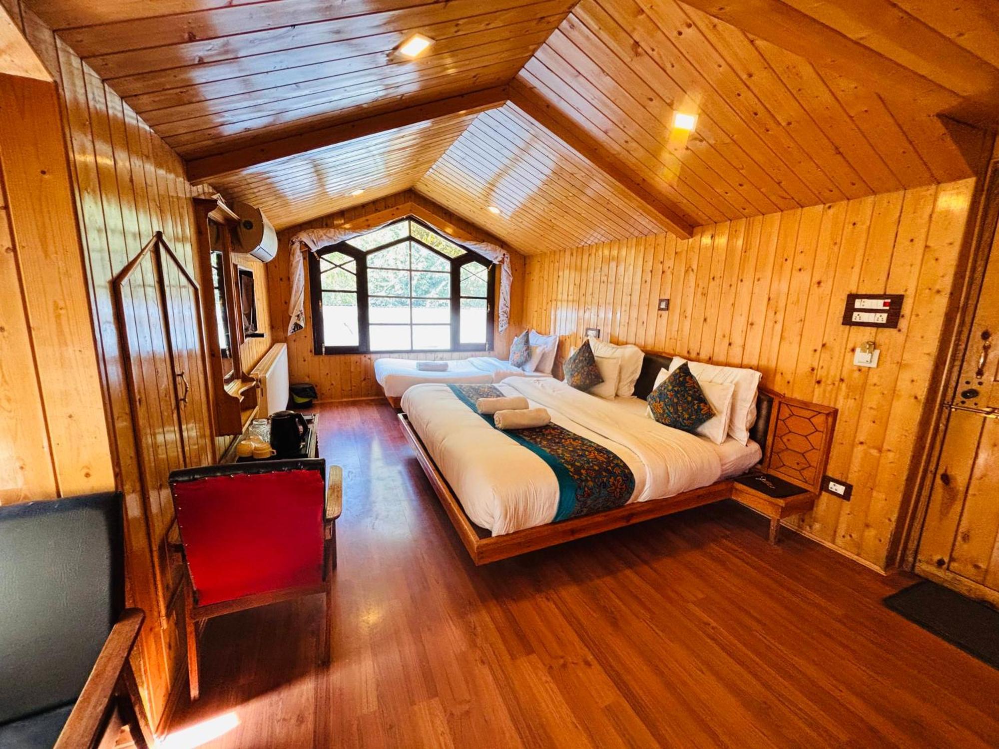 Bombay Palace Hotel Pahalgam Bagian luar foto