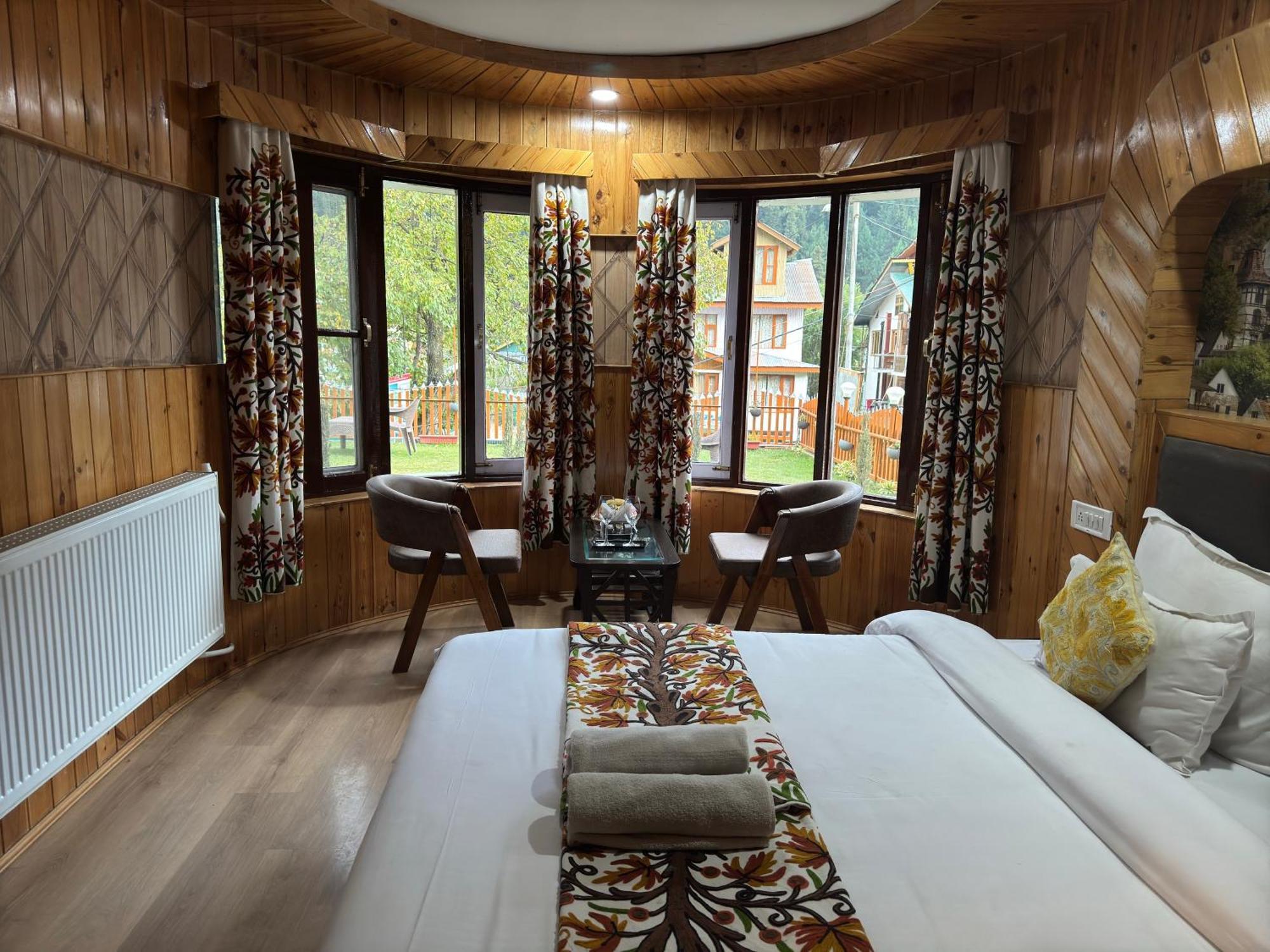 Bombay Palace Hotel Pahalgam Bagian luar foto
