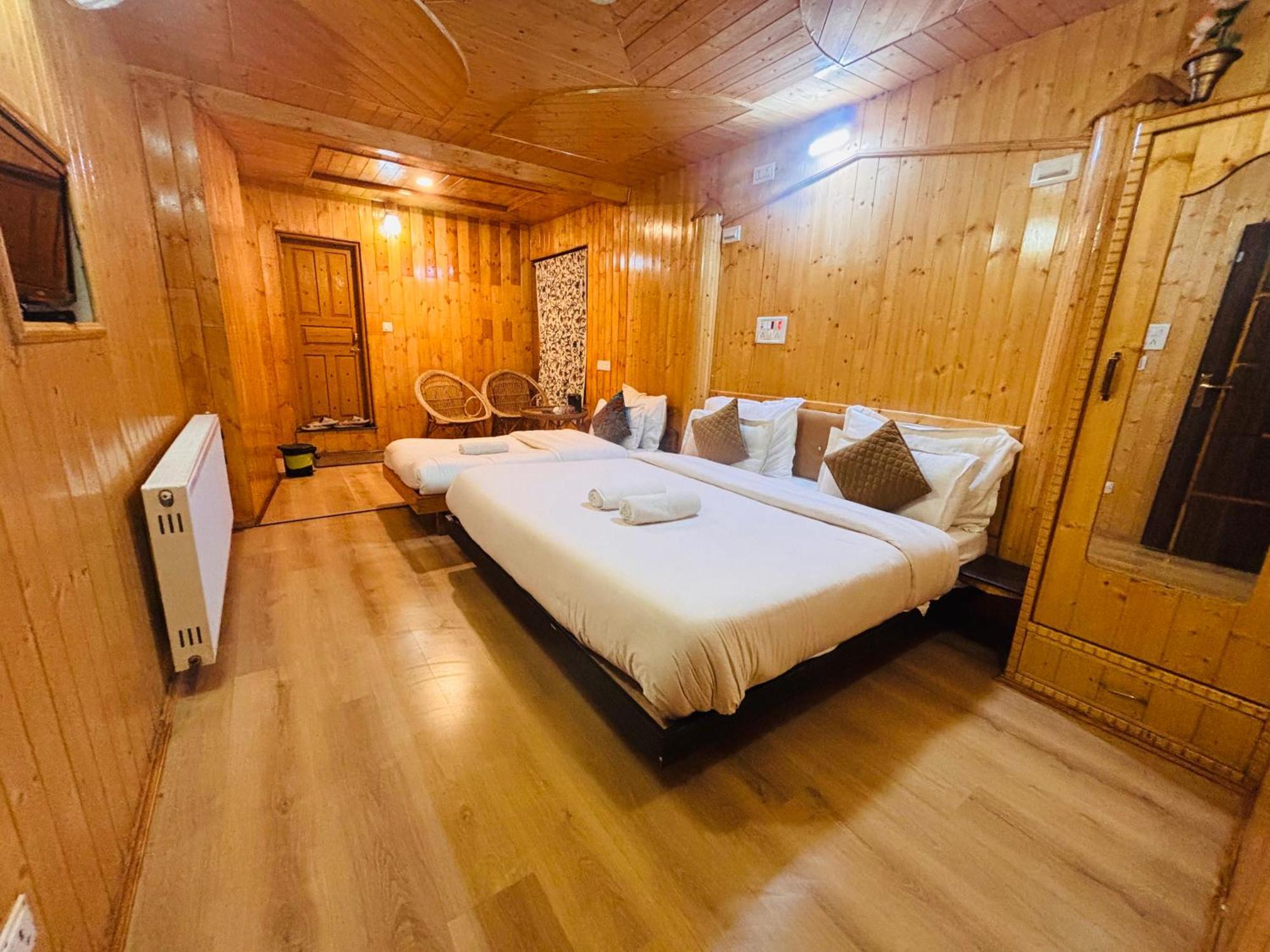 Bombay Palace Hotel Pahalgam Bagian luar foto